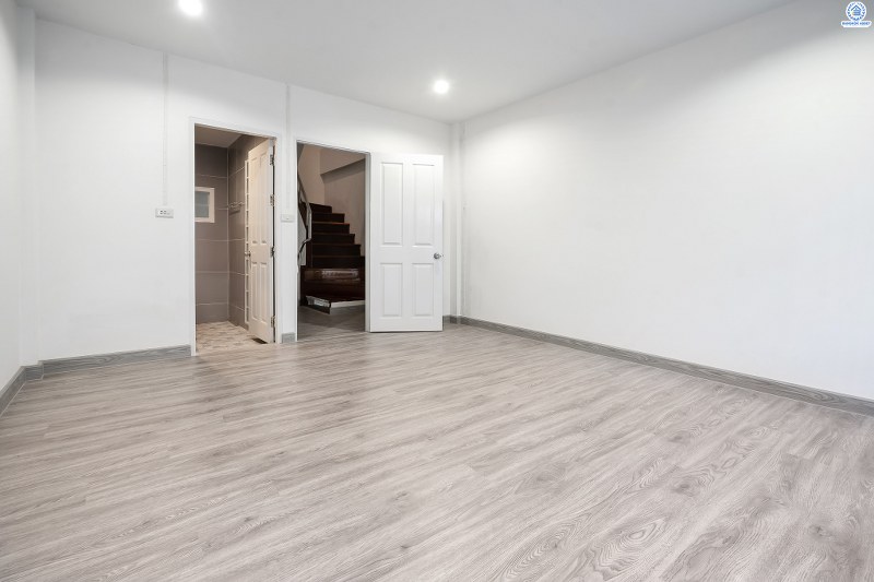 บ้านมือสองตกแต่งใหม่ คุณภาพแบรนด์ Property Perfect ใกล้เซ็นทรัลแจ้งวัฒนะ เพียง 800 เมตร โครงการ นันทนาการ์เด้น แจ้งวัฒนะ ทาวน์โฮม 3 ชั้นพร้อมอยู่ เนื้อที่ 18 ตร.ว. ฟังก์ชั่น 3 ห้องนอน 3 ห้องน้ำ เล่นระดับพื้นภายในแบ่งเป็นสัดส่วน ครบครันทั้งครัวเคาน์เตอร์ และที่จอดรถส่วนตัว บนทำเลดีที่สุด! รองรับรถไฟฟ้าสายสีชมพู ใกล้กับจุดทางด่วนแจ้งวัฒนะ และเมืองทองธานี