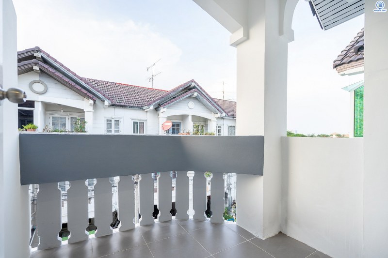 บ้านมือสองตกแต่งใหม่ คุณภาพแบรนด์ Property Perfect ใกล้เซ็นทรัลแจ้งวัฒนะ เพียง 800 เมตร โครงการ นันทนาการ์เด้น แจ้งวัฒนะ ทาวน์โฮม 3 ชั้นพร้อมอยู่ เนื้อที่ 18 ตร.ว. ฟังก์ชั่น 3 ห้องนอน 3 ห้องน้ำ เล่นระดับพื้นภายในแบ่งเป็นสัดส่วน ครบครันทั้งครัวเคาน์เตอร์ และที่จอดรถส่วนตัว บนทำเลดีที่สุด! รองรับรถไฟฟ้าสายสีชมพู ใกล้กับจุดทางด่วนแจ้งวัฒนะ และเมืองทองธานี