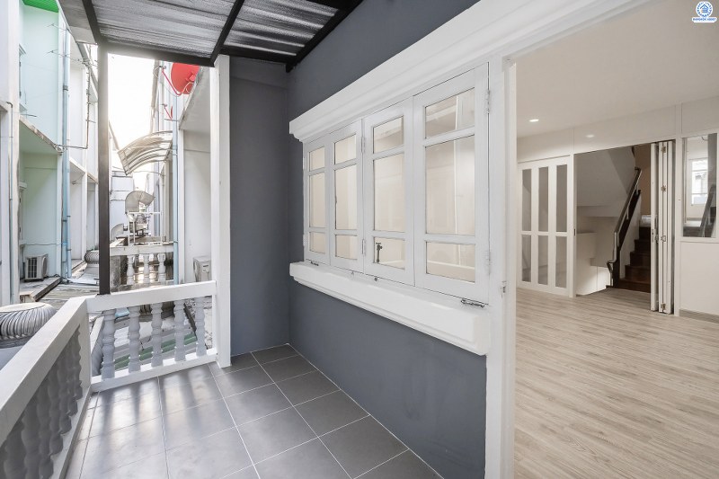 บ้านมือสองตกแต่งใหม่ คุณภาพแบรนด์ Property Perfect ใกล้เซ็นทรัลแจ้งวัฒนะ เพียง 800 เมตร โครงการ นันทนาการ์เด้น แจ้งวัฒนะ ทาวน์โฮม 3 ชั้นพร้อมอยู่ เนื้อที่ 18 ตร.ว. ฟังก์ชั่น 3 ห้องนอน 3 ห้องน้ำ เล่นระดับพื้นภายในแบ่งเป็นสัดส่วน ครบครันทั้งครัวเคาน์เตอร์ และที่จอดรถส่วนตัว บนทำเลดีที่สุด! รองรับรถไฟฟ้าสายสีชมพู ใกล้กับจุดทางด่วนแจ้งวัฒนะ และเมืองทองธานี