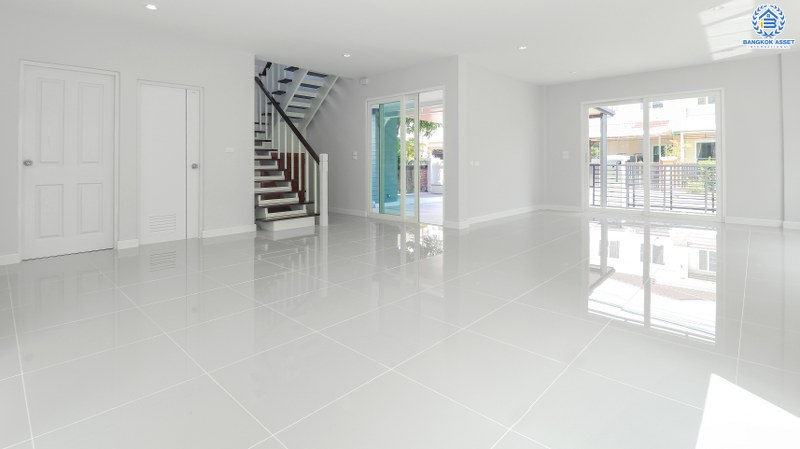 บ้านมือสองตกแต่งใหม่ แบรนด์ Q.House โครงการ คาซ่าวิลล์ ราชพฤกษ์-รัตนาธิเบศร์2 บ้านพร้อมอยู่ เนื้อที่ 56 ตร.ว. ฟังก์ชั่น 3 ห้องนอน 3 ห้องน้ำ 2 ที่จอดรถ สิ่งอำนวยความสะดวกภายในโครงการครบครัน บนทำเลศักยภาพ ติดถนนราชพฤกษ์ ใกล้รถไฟฟ้า สถานีบางรักน้อยท่าอิฐ