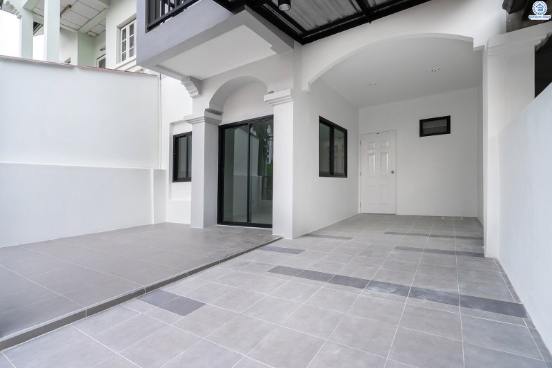 ทาวน์เฮ้าส์ตกแต่งใหม่ ติดถนนติวานนท์ ใกล้โรงเรียนสวนกุหลาบวิทยาลัย ม.สวนกุหลาบ ติวานนท์-แจ้งวัฒนะ เนื้อที่ 24 ตร.ว. ฟังก์ชั่น 3 ห้องนอน 2 ห้องน้ำ หน้ากว้าง 6 เมตร ตกแต่งต่อเติมพร้อมอยู่ บนทำเลใกล้ห้าแยกปากเกร็ด ,เมืองทอง และทางด่วน เพียง 5 นาทีถึงเซ็นทรัลแจ้งวัฒนะ