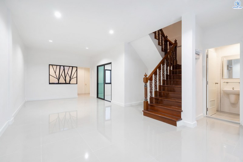 ทาวน์เฮ้าส์ตกแต่งใหม่ ติดถนนติวานนท์ ใกล้โรงเรียนสวนกุหลาบวิทยาลัย ม.สวนกุหลาบ ติวานนท์-แจ้งวัฒนะ เนื้อที่ 24 ตร.ว. ฟังก์ชั่น 3 ห้องนอน 2 ห้องน้ำ หน้ากว้าง 6 เมตร ตกแต่งต่อเติมพร้อมอยู่ บนทำเลใกล้ห้าแยกปากเกร็ด ,เมืองทอง และทางด่วน เพียง 5 นาทีถึงเซ็นทรัลแจ้งวัฒนะ