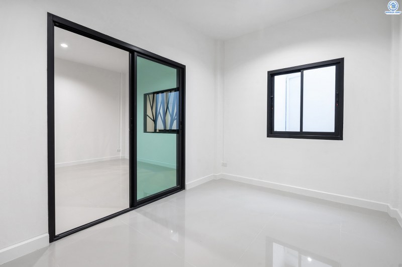 ทาวน์เฮ้าส์ตกแต่งใหม่ ติดถนนติวานนท์ ใกล้โรงเรียนสวนกุหลาบวิทยาลัย ม.สวนกุหลาบ ติวานนท์-แจ้งวัฒนะ เนื้อที่ 24 ตร.ว. ฟังก์ชั่น 3 ห้องนอน 2 ห้องน้ำ หน้ากว้าง 6 เมตร ตกแต่งต่อเติมพร้อมอยู่ บนทำเลใกล้ห้าแยกปากเกร็ด ,เมืองทอง และทางด่วน เพียง 5 นาทีถึงเซ็นทรัลแจ้งวัฒนะ