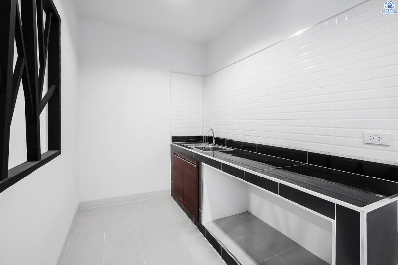 ทาวน์เฮ้าส์ตกแต่งใหม่ ติดถนนติวานนท์ ใกล้โรงเรียนสวนกุหลาบวิทยาลัย ม.สวนกุหลาบ ติวานนท์-แจ้งวัฒนะ เนื้อที่ 24 ตร.ว. ฟังก์ชั่น 3 ห้องนอน 2 ห้องน้ำ หน้ากว้าง 6 เมตร ตกแต่งต่อเติมพร้อมอยู่ บนทำเลใกล้ห้าแยกปากเกร็ด ,เมืองทอง และทางด่วน เพียง 5 นาทีถึงเซ็นทรัลแจ้งวัฒนะ