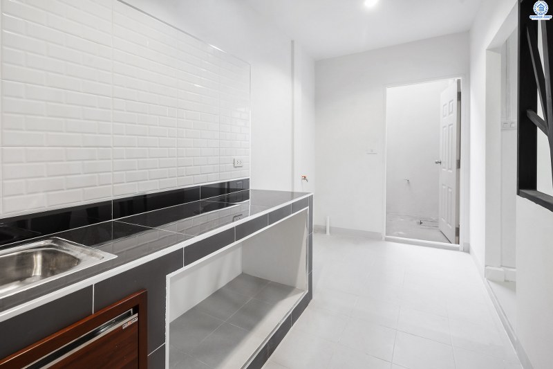 ทาวน์เฮ้าส์ตกแต่งใหม่ ติดถนนติวานนท์ ใกล้โรงเรียนสวนกุหลาบวิทยาลัย ม.สวนกุหลาบ ติวานนท์-แจ้งวัฒนะ เนื้อที่ 24 ตร.ว. ฟังก์ชั่น 3 ห้องนอน 2 ห้องน้ำ หน้ากว้าง 6 เมตร ตกแต่งต่อเติมพร้อมอยู่ บนทำเลใกล้ห้าแยกปากเกร็ด ,เมืองทอง และทางด่วน เพียง 5 นาทีถึงเซ็นทรัลแจ้งวัฒนะ