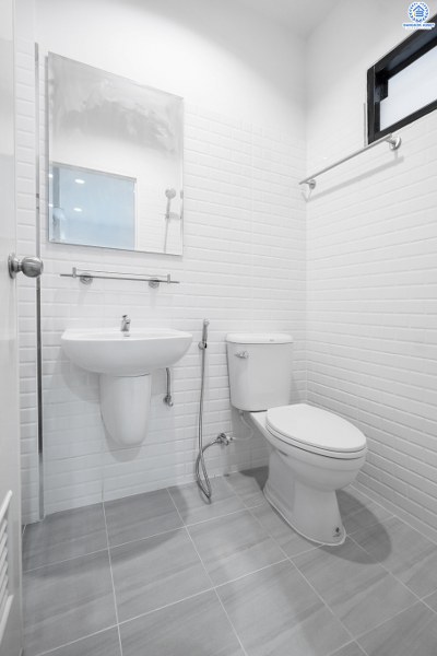 ทาวน์เฮ้าส์ตกแต่งใหม่ ติดถนนติวานนท์ ใกล้โรงเรียนสวนกุหลาบวิทยาลัย ม.สวนกุหลาบ ติวานนท์-แจ้งวัฒนะ เนื้อที่ 24 ตร.ว. ฟังก์ชั่น 3 ห้องนอน 2 ห้องน้ำ หน้ากว้าง 6 เมตร ตกแต่งต่อเติมพร้อมอยู่ บนทำเลใกล้ห้าแยกปากเกร็ด ,เมืองทอง และทางด่วน เพียง 5 นาทีถึงเซ็นทรัลแจ้งวัฒนะ