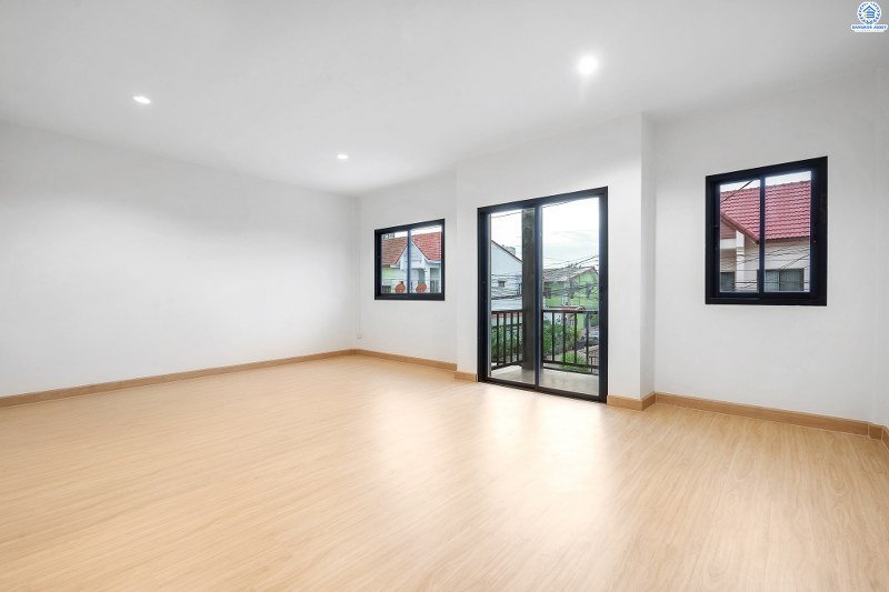 ทาวน์เฮ้าส์ตกแต่งใหม่ ติดถนนติวานนท์ ใกล้โรงเรียนสวนกุหลาบวิทยาลัย ม.สวนกุหลาบ ติวานนท์-แจ้งวัฒนะ เนื้อที่ 24 ตร.ว. ฟังก์ชั่น 3 ห้องนอน 2 ห้องน้ำ หน้ากว้าง 6 เมตร ตกแต่งต่อเติมพร้อมอยู่ บนทำเลใกล้ห้าแยกปากเกร็ด ,เมืองทอง และทางด่วน เพียง 5 นาทีถึงเซ็นทรัลแจ้งวัฒนะ