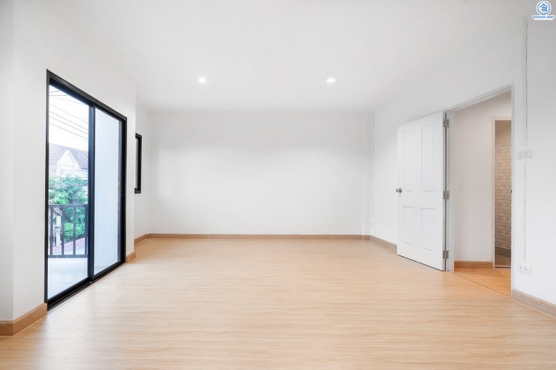 ทาวน์เฮ้าส์ตกแต่งใหม่ ติดถนนติวานนท์ ใกล้โรงเรียนสวนกุหลาบวิทยาลัย ม.สวนกุหลาบ ติวานนท์-แจ้งวัฒนะ เนื้อที่ 24 ตร.ว. ฟังก์ชั่น 3 ห้องนอน 2 ห้องน้ำ หน้ากว้าง 6 เมตร ตกแต่งต่อเติมพร้อมอยู่ บนทำเลใกล้ห้าแยกปากเกร็ด ,เมืองทอง และทางด่วน เพียง 5 นาทีถึงเซ็นทรัลแจ้งวัฒนะ