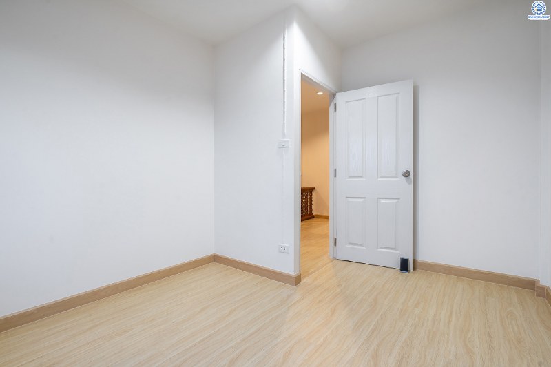 ทาวน์เฮ้าส์ตกแต่งใหม่ ติดถนนติวานนท์ ใกล้โรงเรียนสวนกุหลาบวิทยาลัย ม.สวนกุหลาบ ติวานนท์-แจ้งวัฒนะ เนื้อที่ 24 ตร.ว. ฟังก์ชั่น 3 ห้องนอน 2 ห้องน้ำ หน้ากว้าง 6 เมตร ตกแต่งต่อเติมพร้อมอยู่ บนทำเลใกล้ห้าแยกปากเกร็ด ,เมืองทอง และทางด่วน เพียง 5 นาทีถึงเซ็นทรัลแจ้งวัฒนะ