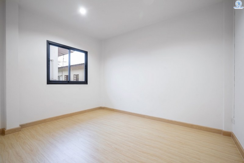 ทาวน์เฮ้าส์ตกแต่งใหม่ ติดถนนติวานนท์ ใกล้โรงเรียนสวนกุหลาบวิทยาลัย ม.สวนกุหลาบ ติวานนท์-แจ้งวัฒนะ เนื้อที่ 24 ตร.ว. ฟังก์ชั่น 3 ห้องนอน 2 ห้องน้ำ หน้ากว้าง 6 เมตร ตกแต่งต่อเติมพร้อมอยู่ บนทำเลใกล้ห้าแยกปากเกร็ด ,เมืองทอง และทางด่วน เพียง 5 นาทีถึงเซ็นทรัลแจ้งวัฒนะ