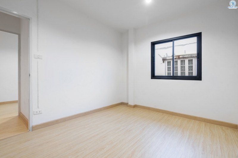 ทาวน์เฮ้าส์ตกแต่งใหม่ ติดถนนติวานนท์ ใกล้โรงเรียนสวนกุหลาบวิทยาลัย ม.สวนกุหลาบ ติวานนท์-แจ้งวัฒนะ เนื้อที่ 24 ตร.ว. ฟังก์ชั่น 3 ห้องนอน 2 ห้องน้ำ หน้ากว้าง 6 เมตร ตกแต่งต่อเติมพร้อมอยู่ บนทำเลใกล้ห้าแยกปากเกร็ด ,เมืองทอง และทางด่วน เพียง 5 นาทีถึงเซ็นทรัลแจ้งวัฒนะ