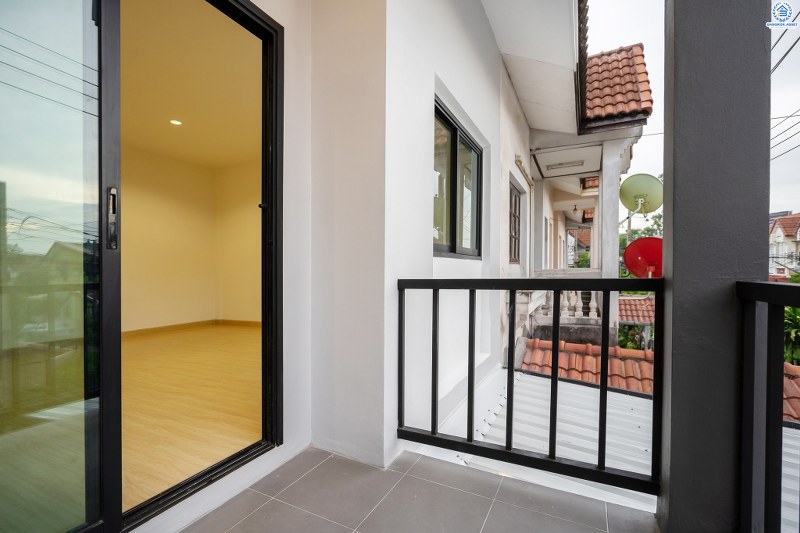 ทาวน์เฮ้าส์ตกแต่งใหม่ ติดถนนติวานนท์ ใกล้โรงเรียนสวนกุหลาบวิทยาลัย ม.สวนกุหลาบ ติวานนท์-แจ้งวัฒนะ เนื้อที่ 24 ตร.ว. ฟังก์ชั่น 3 ห้องนอน 2 ห้องน้ำ หน้ากว้าง 6 เมตร ตกแต่งต่อเติมพร้อมอยู่ บนทำเลใกล้ห้าแยกปากเกร็ด ,เมืองทอง และทางด่วน เพียง 5 นาทีถึงเซ็นทรัลแจ้งวัฒนะ