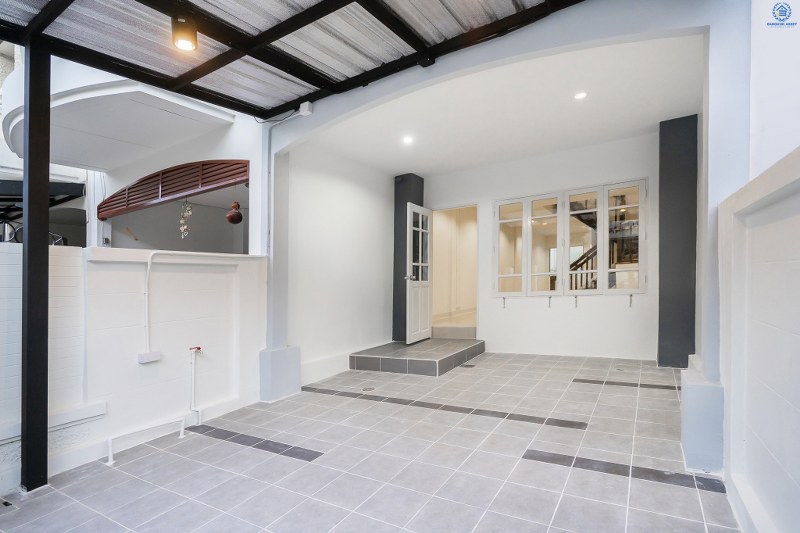 บ้านมือสองตกแต่งใหม่ ม.บุศรินทร์ บางบัวทอง บ้านตกแต่งพร้อมอยู่ ครบครันทุกการอยู่อาศัย เนื้อที่ 18 ตร.ว. ฟังก์ชั่น 2 ห้องนอน 2 ห้องน้ำ บนทำเลเปี่ยมศักยภาพ เชื่อมต่อถ.รัตนาธิเบศร์ กาญจนาฯ และราชพฤกษ์ ใกล้เซ็นทรัลเวสต์เกต และรถไฟฟ้าสถานี "บางพลู"