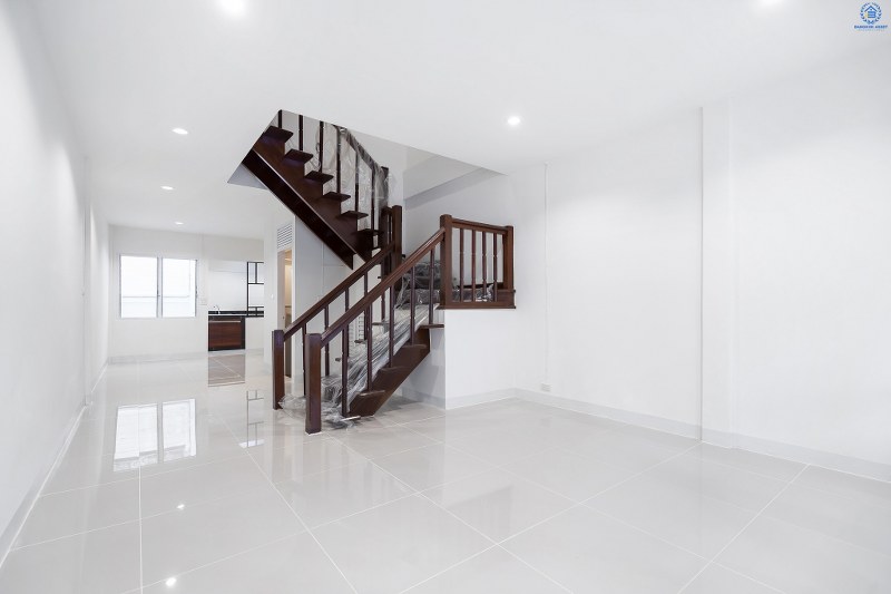 บ้านมือสองตกแต่งใหม่ ม.บุศรินทร์ บางบัวทอง บ้านตกแต่งพร้อมอยู่ ครบครันทุกการอยู่อาศัย เนื้อที่ 18 ตร.ว. ฟังก์ชั่น 2 ห้องนอน 2 ห้องน้ำ บนทำเลเปี่ยมศักยภาพ เชื่อมต่อถ.รัตนาธิเบศร์ กาญจนาฯ และราชพฤกษ์ ใกล้เซ็นทรัลเวสต์เกต และรถไฟฟ้าสถานี "บางพลู"