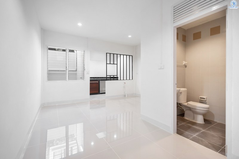 บ้านมือสองตกแต่งใหม่ ม.บุศรินทร์ บางบัวทอง บ้านตกแต่งพร้อมอยู่ ครบครันทุกการอยู่อาศัย เนื้อที่ 18 ตร.ว. ฟังก์ชั่น 2 ห้องนอน 2 ห้องน้ำ บนทำเลเปี่ยมศักยภาพ เชื่อมต่อถ.รัตนาธิเบศร์ กาญจนาฯ และราชพฤกษ์ ใกล้เซ็นทรัลเวสต์เกต และรถไฟฟ้าสถานี "บางพลู"