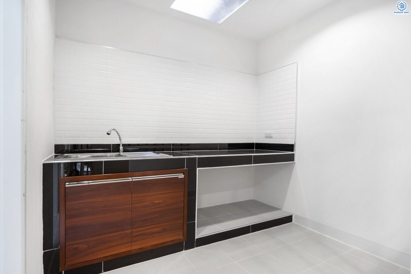 บ้านมือสองตกแต่งใหม่ ม.บุศรินทร์ บางบัวทอง บ้านตกแต่งพร้อมอยู่ ครบครันทุกการอยู่อาศัย เนื้อที่ 18 ตร.ว. ฟังก์ชั่น 2 ห้องนอน 2 ห้องน้ำ บนทำเลเปี่ยมศักยภาพ เชื่อมต่อถ.รัตนาธิเบศร์ กาญจนาฯ และราชพฤกษ์ ใกล้เซ็นทรัลเวสต์เกต และรถไฟฟ้าสถานี "บางพลู"