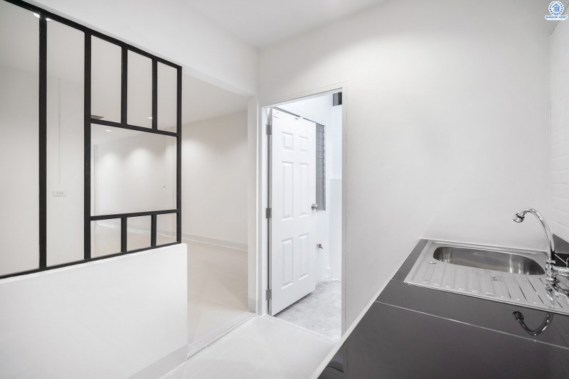 บ้านมือสองตกแต่งใหม่ ม.บุศรินทร์ บางบัวทอง บ้านตกแต่งพร้อมอยู่ ครบครันทุกการอยู่อาศัย เนื้อที่ 18 ตร.ว. ฟังก์ชั่น 2 ห้องนอน 2 ห้องน้ำ บนทำเลเปี่ยมศักยภาพ เชื่อมต่อถ.รัตนาธิเบศร์ กาญจนาฯ และราชพฤกษ์ ใกล้เซ็นทรัลเวสต์เกต และรถไฟฟ้าสถานี "บางพลู"