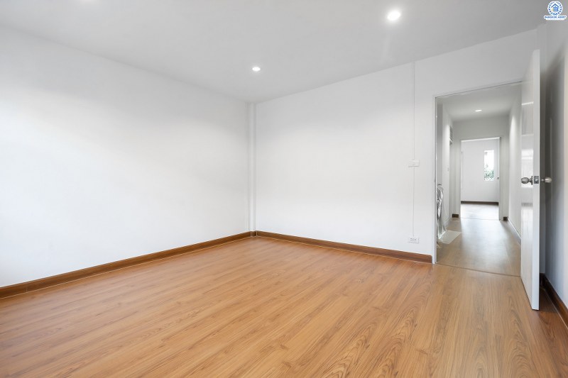 บ้านมือสองตกแต่งใหม่ ม.บุศรินทร์ บางบัวทอง บ้านตกแต่งพร้อมอยู่ ครบครันทุกการอยู่อาศัย เนื้อที่ 18 ตร.ว. ฟังก์ชั่น 2 ห้องนอน 2 ห้องน้ำ บนทำเลเปี่ยมศักยภาพ เชื่อมต่อถ.รัตนาธิเบศร์ กาญจนาฯ และราชพฤกษ์ ใกล้เซ็นทรัลเวสต์เกต และรถไฟฟ้าสถานี "บางพลู"