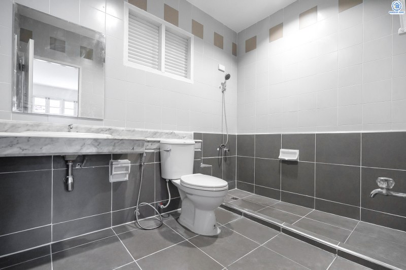 บ้านมือสองตกแต่งใหม่ ม.บุศรินทร์ บางบัวทอง บ้านตกแต่งพร้อมอยู่ ครบครันทุกการอยู่อาศัย เนื้อที่ 18 ตร.ว. ฟังก์ชั่น 2 ห้องนอน 2 ห้องน้ำ บนทำเลเปี่ยมศักยภาพ เชื่อมต่อถ.รัตนาธิเบศร์ กาญจนาฯ และราชพฤกษ์ ใกล้เซ็นทรัลเวสต์เกต และรถไฟฟ้าสถานี "บางพลู"