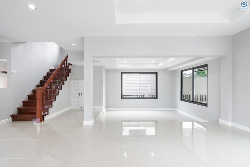 บ้านมือสองตกแต่งใหม่ พิเศษพร้อมเข้าอยู่ บ้านสีวลี ติวานนท์-ปากเกร็ด บ้านห้องมุม! บนเนื้อที่ 77.2 ตร.ว. 2ที่จอดรถ ฟังก์ชั่นลงตัว ตอบโจทย์ทุกการอยู่อาศัย พื้นที่ใช้สอยกว้างขวาง บนทำเลเดินทางสะดวก เชื่อมสู่หลายเส้นทางทั้ง ใกล้ห้าแยกปากเกร็ด เซ็นทรัลแจ้งวัฒนะ และรถไฟฟ้า