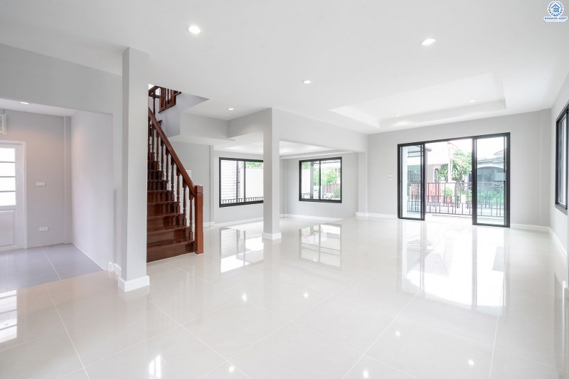 บ้านมือสองตกแต่งใหม่ พิเศษพร้อมเข้าอยู่ บ้านสีวลี ติวานนท์-ปากเกร็ด บ้านห้องมุม! บนเนื้อที่ 77.2 ตร.ว. 2ที่จอดรถ ฟังก์ชั่นลงตัว ตอบโจทย์ทุกการอยู่อาศัย พื้นที่ใช้สอยกว้างขวาง บนทำเลเดินทางสะดวก เชื่อมสู่หลายเส้นทางทั้ง ใกล้ห้าแยกปากเกร็ด เซ็นทรัลแจ้งวัฒนะ และรถไฟฟ้า