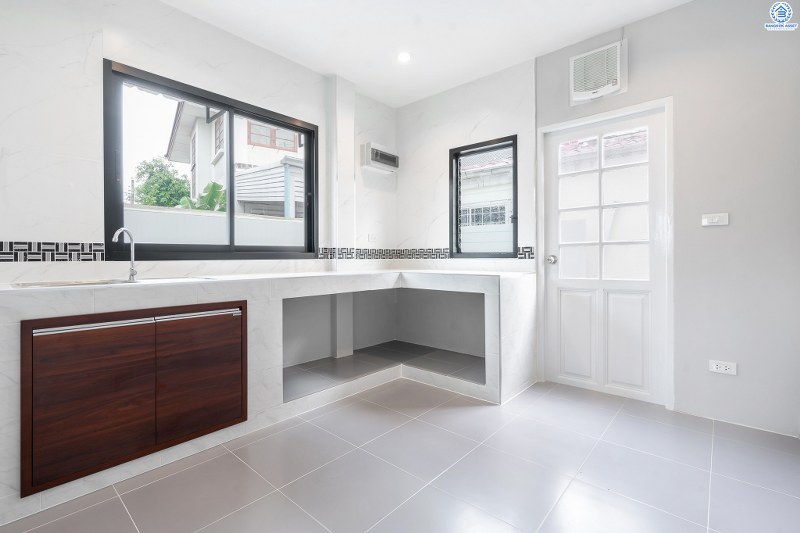 บ้านมือสองตกแต่งใหม่ พิเศษพร้อมเข้าอยู่ บ้านสีวลี ติวานนท์-ปากเกร็ด บ้านห้องมุม! บนเนื้อที่ 77.2 ตร.ว. 2ที่จอดรถ ฟังก์ชั่นลงตัว ตอบโจทย์ทุกการอยู่อาศัย พื้นที่ใช้สอยกว้างขวาง บนทำเลเดินทางสะดวก เชื่อมสู่หลายเส้นทางทั้ง ใกล้ห้าแยกปากเกร็ด เซ็นทรัลแจ้งวัฒนะ และรถไฟฟ้า