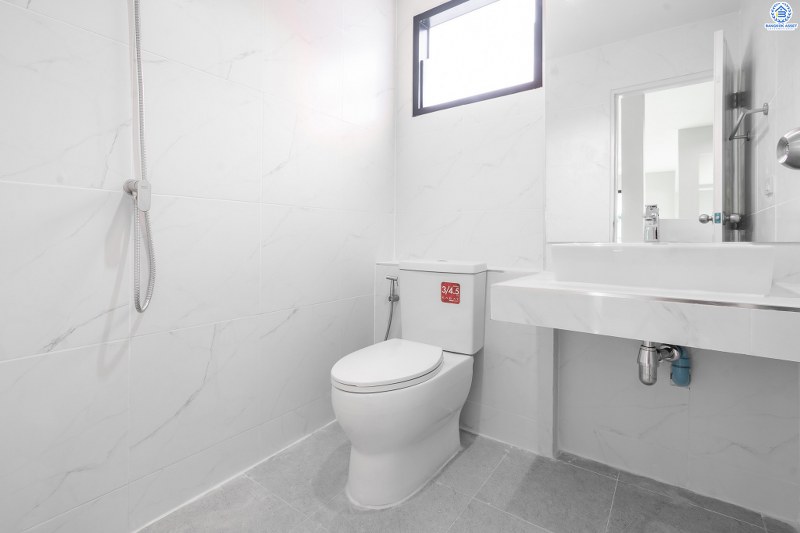 บ้านมือสองตกแต่งใหม่ พิเศษพร้อมเข้าอยู่ บ้านสีวลี ติวานนท์-ปากเกร็ด บ้านห้องมุม! บนเนื้อที่ 77.2 ตร.ว. 2ที่จอดรถ ฟังก์ชั่นลงตัว ตอบโจทย์ทุกการอยู่อาศัย พื้นที่ใช้สอยกว้างขวาง บนทำเลเดินทางสะดวก เชื่อมสู่หลายเส้นทางทั้ง ใกล้ห้าแยกปากเกร็ด เซ็นทรัลแจ้งวัฒนะ และรถไฟฟ้า