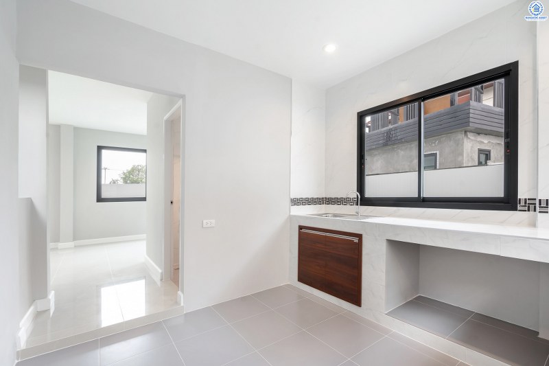 บ้านมือสองตกแต่งใหม่ พิเศษพร้อมเข้าอยู่ บ้านสีวลี ติวานนท์-ปากเกร็ด บ้านห้องมุม! บนเนื้อที่ 77.2 ตร.ว. 2ที่จอดรถ ฟังก์ชั่นลงตัว ตอบโจทย์ทุกการอยู่อาศัย พื้นที่ใช้สอยกว้างขวาง บนทำเลเดินทางสะดวก เชื่อมสู่หลายเส้นทางทั้ง ใกล้ห้าแยกปากเกร็ด เซ็นทรัลแจ้งวัฒนะ และรถไฟฟ้า