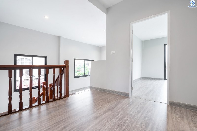 บ้านมือสองตกแต่งใหม่ พิเศษพร้อมเข้าอยู่ บ้านสีวลี ติวานนท์-ปากเกร็ด บ้านห้องมุม! บนเนื้อที่ 77.2 ตร.ว. 2ที่จอดรถ ฟังก์ชั่นลงตัว ตอบโจทย์ทุกการอยู่อาศัย พื้นที่ใช้สอยกว้างขวาง บนทำเลเดินทางสะดวก เชื่อมสู่หลายเส้นทางทั้ง ใกล้ห้าแยกปากเกร็ด เซ็นทรัลแจ้งวัฒนะ และรถไฟฟ้า