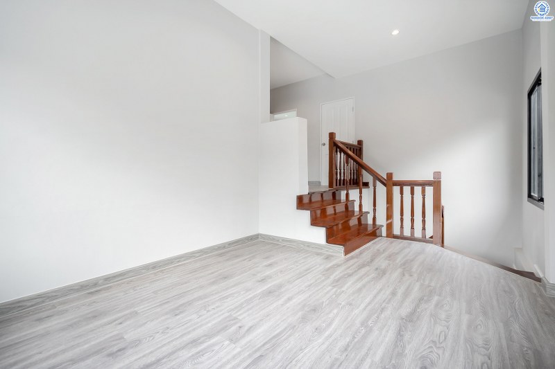 บ้านมือสองตกแต่งใหม่ พิเศษพร้อมเข้าอยู่ บ้านสีวลี ติวานนท์-ปากเกร็ด บ้านห้องมุม! บนเนื้อที่ 77.2 ตร.ว. 2ที่จอดรถ ฟังก์ชั่นลงตัว ตอบโจทย์ทุกการอยู่อาศัย พื้นที่ใช้สอยกว้างขวาง บนทำเลเดินทางสะดวก เชื่อมสู่หลายเส้นทางทั้ง ใกล้ห้าแยกปากเกร็ด เซ็นทรัลแจ้งวัฒนะ และรถไฟฟ้า