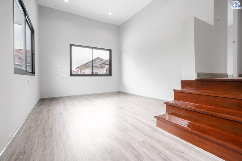 บ้านมือสองตกแต่งใหม่ พิเศษพร้อมเข้าอยู่ บ้านสีวลี ติวานนท์-ปากเกร็ด บ้านห้องมุม! บนเนื้อที่ 77.2 ตร.ว. 2ที่จอดรถ ฟังก์ชั่นลงตัว ตอบโจทย์ทุกการอยู่อาศัย พื้นที่ใช้สอยกว้างขวาง บนทำเลเดินทางสะดวก เชื่อมสู่หลายเส้นทางทั้ง ใกล้ห้าแยกปากเกร็ด เซ็นทรัลแจ้งวัฒนะ และรถไฟฟ้า