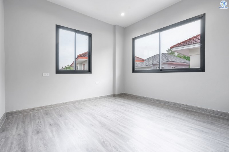 บ้านมือสองตกแต่งใหม่ พิเศษพร้อมเข้าอยู่ บ้านสีวลี ติวานนท์-ปากเกร็ด บ้านห้องมุม! บนเนื้อที่ 77.2 ตร.ว. 2ที่จอดรถ ฟังก์ชั่นลงตัว ตอบโจทย์ทุกการอยู่อาศัย พื้นที่ใช้สอยกว้างขวาง บนทำเลเดินทางสะดวก เชื่อมสู่หลายเส้นทางทั้ง ใกล้ห้าแยกปากเกร็ด เซ็นทรัลแจ้งวัฒนะ และรถไฟฟ้า