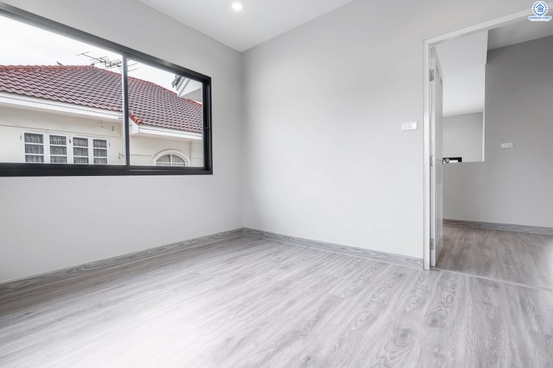 บ้านมือสองตกแต่งใหม่ พิเศษพร้อมเข้าอยู่ บ้านสีวลี ติวานนท์-ปากเกร็ด บ้านห้องมุม! บนเนื้อที่ 77.2 ตร.ว. 2ที่จอดรถ ฟังก์ชั่นลงตัว ตอบโจทย์ทุกการอยู่อาศัย พื้นที่ใช้สอยกว้างขวาง บนทำเลเดินทางสะดวก เชื่อมสู่หลายเส้นทางทั้ง ใกล้ห้าแยกปากเกร็ด เซ็นทรัลแจ้งวัฒนะ และรถไฟฟ้า