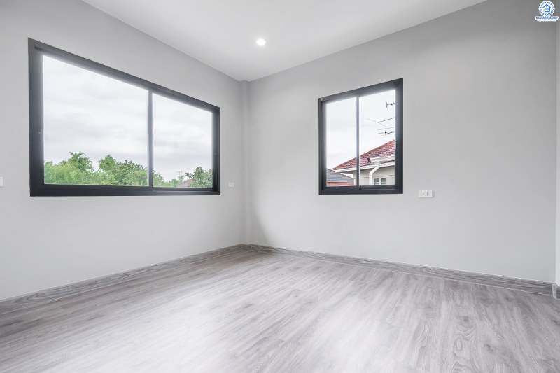 บ้านมือสองตกแต่งใหม่ พิเศษพร้อมเข้าอยู่ บ้านสีวลี ติวานนท์-ปากเกร็ด บ้านห้องมุม! บนเนื้อที่ 77.2 ตร.ว. 2ที่จอดรถ ฟังก์ชั่นลงตัว ตอบโจทย์ทุกการอยู่อาศัย พื้นที่ใช้สอยกว้างขวาง บนทำเลเดินทางสะดวก เชื่อมสู่หลายเส้นทางทั้ง ใกล้ห้าแยกปากเกร็ด เซ็นทรัลแจ้งวัฒนะ และรถไฟฟ้า