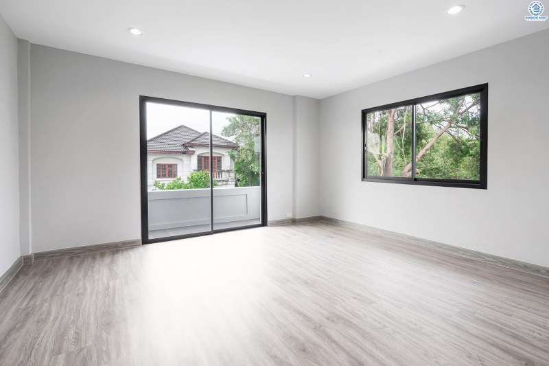 บ้านมือสองตกแต่งใหม่ พิเศษพร้อมเข้าอยู่ บ้านสีวลี ติวานนท์-ปากเกร็ด บ้านห้องมุม! บนเนื้อที่ 77.2 ตร.ว. 2ที่จอดรถ ฟังก์ชั่นลงตัว ตอบโจทย์ทุกการอยู่อาศัย พื้นที่ใช้สอยกว้างขวาง บนทำเลเดินทางสะดวก เชื่อมสู่หลายเส้นทางทั้ง ใกล้ห้าแยกปากเกร็ด เซ็นทรัลแจ้งวัฒนะ และรถไฟฟ้า