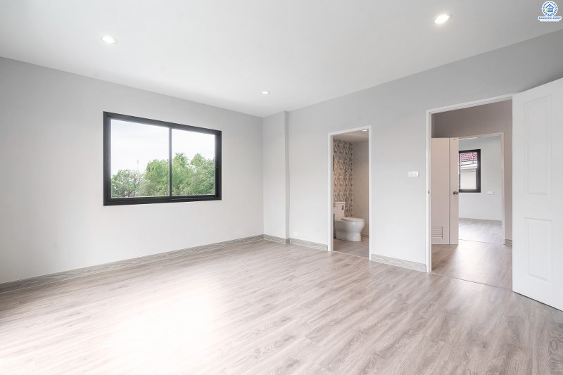 บ้านมือสองตกแต่งใหม่ พิเศษพร้อมเข้าอยู่ บ้านสีวลี ติวานนท์-ปากเกร็ด บ้านห้องมุม! บนเนื้อที่ 77.2 ตร.ว. 2ที่จอดรถ ฟังก์ชั่นลงตัว ตอบโจทย์ทุกการอยู่อาศัย พื้นที่ใช้สอยกว้างขวาง บนทำเลเดินทางสะดวก เชื่อมสู่หลายเส้นทางทั้ง ใกล้ห้าแยกปากเกร็ด เซ็นทรัลแจ้งวัฒนะ และรถไฟฟ้า