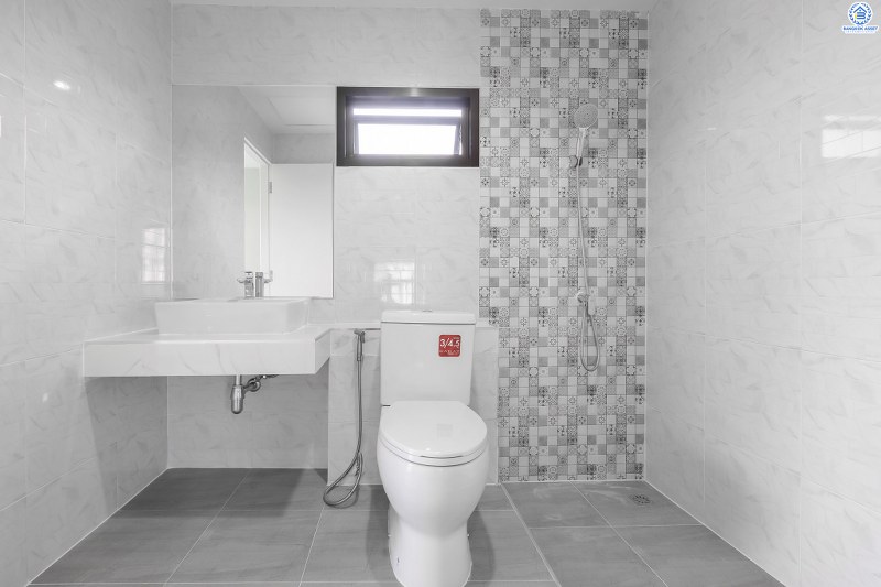 บ้านมือสองตกแต่งใหม่ พิเศษพร้อมเข้าอยู่ บ้านสีวลี ติวานนท์-ปากเกร็ด บ้านห้องมุม! บนเนื้อที่ 77.2 ตร.ว. 2ที่จอดรถ ฟังก์ชั่นลงตัว ตอบโจทย์ทุกการอยู่อาศัย พื้นที่ใช้สอยกว้างขวาง บนทำเลเดินทางสะดวก เชื่อมสู่หลายเส้นทางทั้ง ใกล้ห้าแยกปากเกร็ด เซ็นทรัลแจ้งวัฒนะ และรถไฟฟ้า