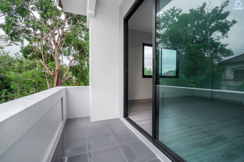 บ้านมือสองตกแต่งใหม่ พิเศษพร้อมเข้าอยู่ บ้านสีวลี ติวานนท์-ปากเกร็ด บ้านห้องมุม! บนเนื้อที่ 77.2 ตร.ว. 2ที่จอดรถ ฟังก์ชั่นลงตัว ตอบโจทย์ทุกการอยู่อาศัย พื้นที่ใช้สอยกว้างขวาง บนทำเลเดินทางสะดวก เชื่อมสู่หลายเส้นทางทั้ง ใกล้ห้าแยกปากเกร็ด เซ็นทรัลแจ้งวัฒนะ และรถไฟฟ้า