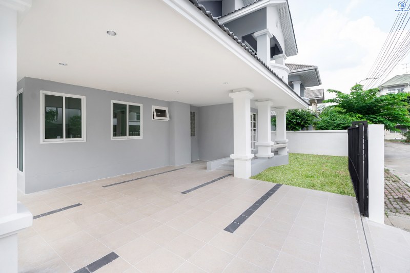 บ้านมือสองตกแต่งใหม่ หลังใหญ่ ราคาคุ้มสุดในย่านนี้! ม.เศรณี ดอนเมือง-สรงประภา โดดเด่นบนที่ดินใหญ่ 60.4 ตร.ว. ตกแต่งด้วยวัสดุเกรดพรีเมียม เดินทางสะดวกเข้าสู่ใจกลางเมืองได้อย่างสะดวกสบาย ใกล้สนามบินดอนเมือง ,ทางด่วนศรีสมาน และรถไฟฟ้าสายสีแดง