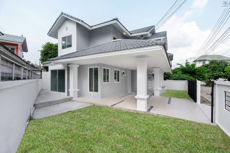 บ้านมือสองตกแต่งใหม่ หลังใหญ่ ราคาคุ้มสุดในย่านนี้! ม.เศรณี ดอนเมือง-สรงประภา โดดเด่นบนที่ดินใหญ่ 60.4 ตร.ว. ตกแต่งด้วยวัสดุเกรดพรีเมียม เดินทางสะดวกเข้าสู่ใจกลางเมืองได้อย่างสะดวกสบาย ใกล้สนามบินดอนเมือง ,ทางด่วนศรีสมาน และรถไฟฟ้าสายสีแดง