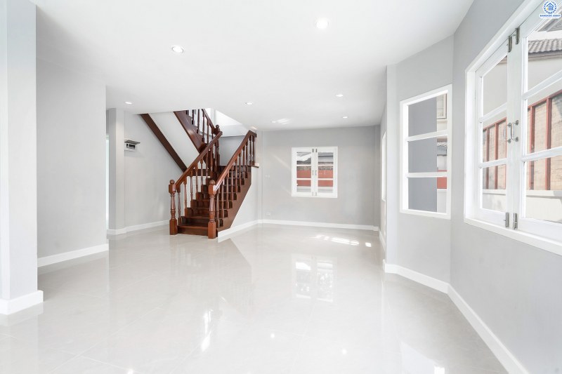 บ้านมือสองตกแต่งใหม่ หลังใหญ่ ราคาคุ้มสุดในย่านนี้! ม.เศรณี ดอนเมือง-สรงประภา โดดเด่นบนที่ดินใหญ่ 60.4 ตร.ว. ตกแต่งด้วยวัสดุเกรดพรีเมียม เดินทางสะดวกเข้าสู่ใจกลางเมืองได้อย่างสะดวกสบาย ใกล้สนามบินดอนเมือง ,ทางด่วนศรีสมาน และรถไฟฟ้าสายสีแดง