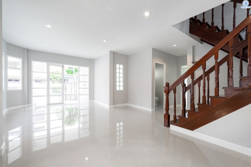 บ้านมือสองตกแต่งใหม่ หลังใหญ่ ราคาคุ้มสุดในย่านนี้! ม.เศรณี ดอนเมือง-สรงประภา โดดเด่นบนที่ดินใหญ่ 60.4 ตร.ว. ตกแต่งด้วยวัสดุเกรดพรีเมียม เดินทางสะดวกเข้าสู่ใจกลางเมืองได้อย่างสะดวกสบาย ใกล้สนามบินดอนเมือง ,ทางด่วนศรีสมาน และรถไฟฟ้าสายสีแดง