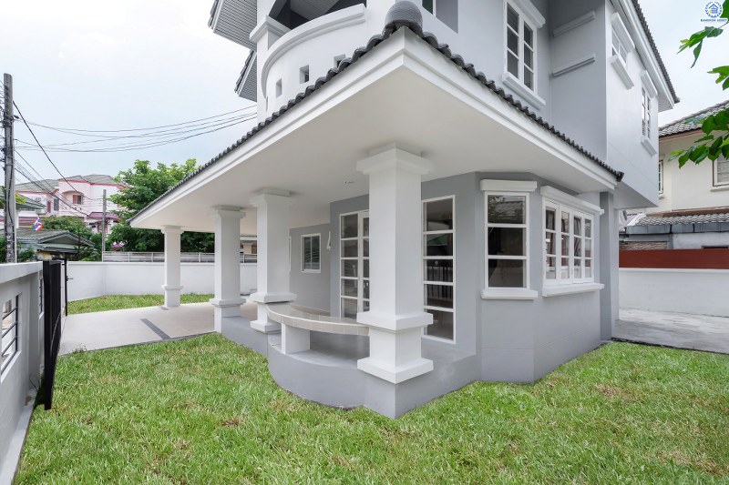 บ้านมือสองตกแต่งใหม่ หลังใหญ่ ราคาคุ้มสุดในย่านนี้! ม.เศรณี ดอนเมือง-สรงประภา โดดเด่นบนที่ดินใหญ่ 60.4 ตร.ว. ตกแต่งด้วยวัสดุเกรดพรีเมียม เดินทางสะดวกเข้าสู่ใจกลางเมืองได้อย่างสะดวกสบาย ใกล้สนามบินดอนเมือง ,ทางด่วนศรีสมาน และรถไฟฟ้าสายสีแดง