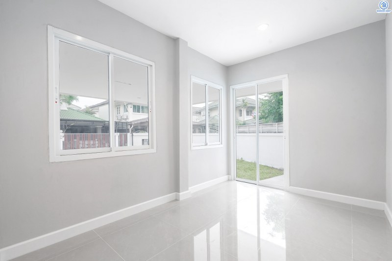 บ้านมือสองตกแต่งใหม่ หลังใหญ่ ราคาคุ้มสุดในย่านนี้! ม.เศรณี ดอนเมือง-สรงประภา โดดเด่นบนที่ดินใหญ่ 60.4 ตร.ว. ตกแต่งด้วยวัสดุเกรดพรีเมียม เดินทางสะดวกเข้าสู่ใจกลางเมืองได้อย่างสะดวกสบาย ใกล้สนามบินดอนเมือง ,ทางด่วนศรีสมาน และรถไฟฟ้าสายสีแดง