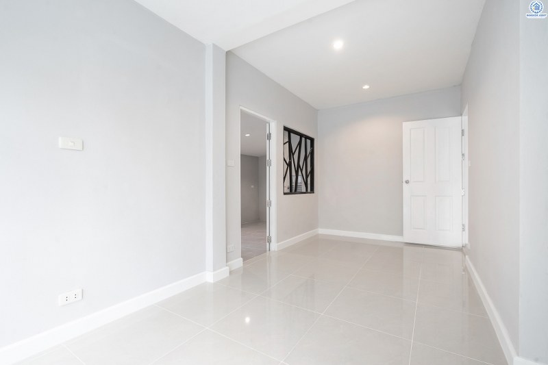 บ้านมือสองตกแต่งใหม่ หลังใหญ่ ราคาคุ้มสุดในย่านนี้! ม.เศรณี ดอนเมือง-สรงประภา โดดเด่นบนที่ดินใหญ่ 60.4 ตร.ว. ตกแต่งด้วยวัสดุเกรดพรีเมียม เดินทางสะดวกเข้าสู่ใจกลางเมืองได้อย่างสะดวกสบาย ใกล้สนามบินดอนเมือง ,ทางด่วนศรีสมาน และรถไฟฟ้าสายสีแดง