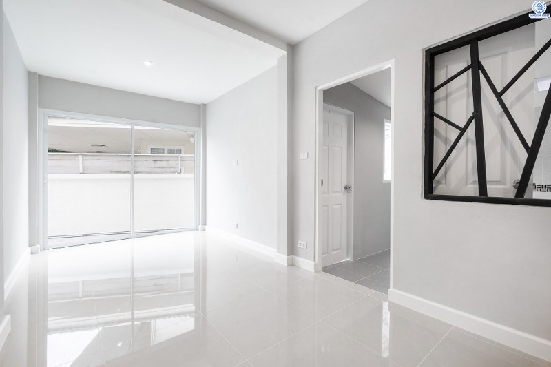 บ้านมือสองตกแต่งใหม่ หลังใหญ่ ราคาคุ้มสุดในย่านนี้! ม.เศรณี ดอนเมือง-สรงประภา โดดเด่นบนที่ดินใหญ่ 60.4 ตร.ว. ตกแต่งด้วยวัสดุเกรดพรีเมียม เดินทางสะดวกเข้าสู่ใจกลางเมืองได้อย่างสะดวกสบาย ใกล้สนามบินดอนเมือง ,ทางด่วนศรีสมาน และรถไฟฟ้าสายสีแดง