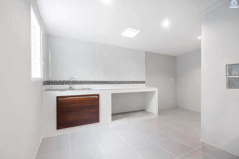 บ้านมือสองตกแต่งใหม่ หลังใหญ่ ราคาคุ้มสุดในย่านนี้! ม.เศรณี ดอนเมือง-สรงประภา โดดเด่นบนที่ดินใหญ่ 60.4 ตร.ว. ตกแต่งด้วยวัสดุเกรดพรีเมียม เดินทางสะดวกเข้าสู่ใจกลางเมืองได้อย่างสะดวกสบาย ใกล้สนามบินดอนเมือง ,ทางด่วนศรีสมาน และรถไฟฟ้าสายสีแดง