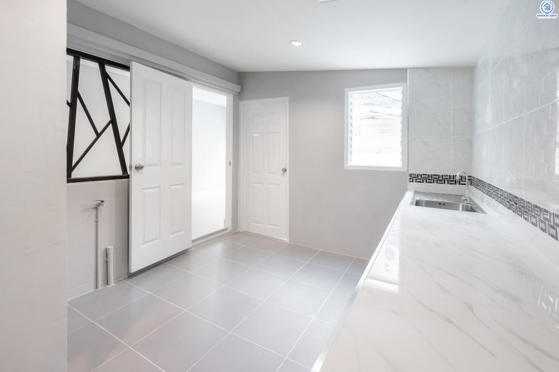 บ้านมือสองตกแต่งใหม่ หลังใหญ่ ราคาคุ้มสุดในย่านนี้! ม.เศรณี ดอนเมือง-สรงประภา โดดเด่นบนที่ดินใหญ่ 60.4 ตร.ว. ตกแต่งด้วยวัสดุเกรดพรีเมียม เดินทางสะดวกเข้าสู่ใจกลางเมืองได้อย่างสะดวกสบาย ใกล้สนามบินดอนเมือง ,ทางด่วนศรีสมาน และรถไฟฟ้าสายสีแดง