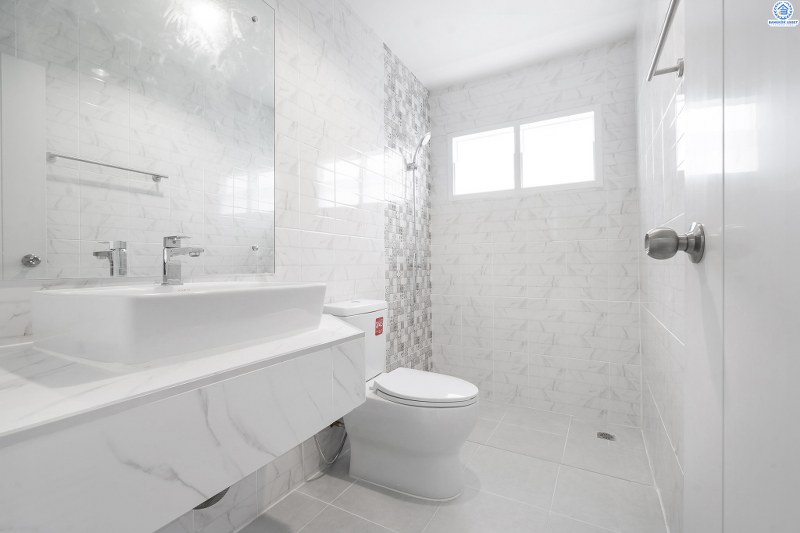 บ้านมือสองตกแต่งใหม่ หลังใหญ่ ราคาคุ้มสุดในย่านนี้! ม.เศรณี ดอนเมือง-สรงประภา โดดเด่นบนที่ดินใหญ่ 60.4 ตร.ว. ตกแต่งด้วยวัสดุเกรดพรีเมียม เดินทางสะดวกเข้าสู่ใจกลางเมืองได้อย่างสะดวกสบาย ใกล้สนามบินดอนเมือง ,ทางด่วนศรีสมาน และรถไฟฟ้าสายสีแดง