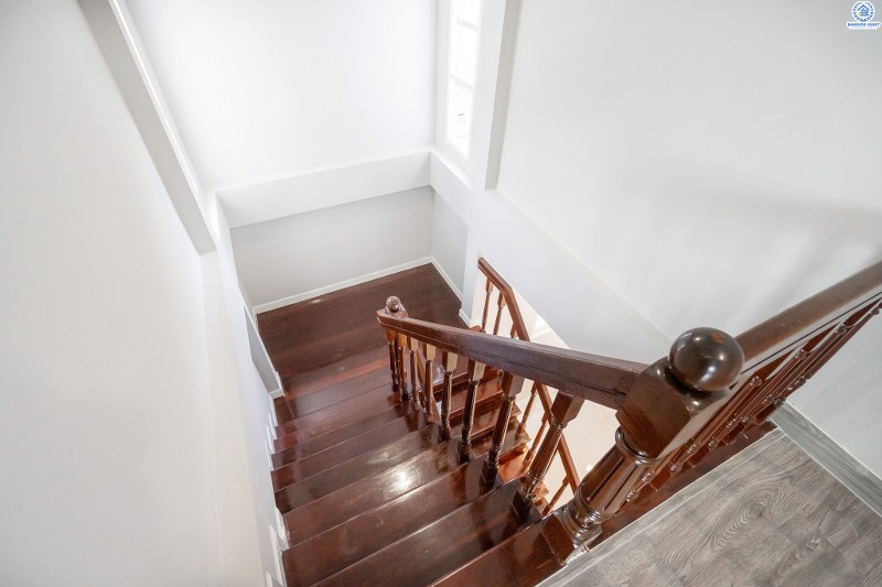 บ้านมือสองตกแต่งใหม่ หลังใหญ่ ราคาคุ้มสุดในย่านนี้! ม.เศรณี ดอนเมือง-สรงประภา โดดเด่นบนที่ดินใหญ่ 60.4 ตร.ว. ตกแต่งด้วยวัสดุเกรดพรีเมียม เดินทางสะดวกเข้าสู่ใจกลางเมืองได้อย่างสะดวกสบาย ใกล้สนามบินดอนเมือง ,ทางด่วนศรีสมาน และรถไฟฟ้าสายสีแดง